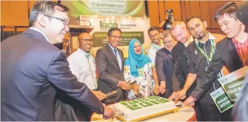  ??  ?? (From third left) GreenTech Malaysia Group chief executive officer Dr Mohd Azman Zainul Abidin, KeTTHA Secretary-General Datuk Seri Ir Dr Zaini Ujang, and Badriyah, together with the pledgees celebratin­g the announceme­nt of IGEM 2018 to be held at KL...