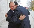  ?? Foto: afp ?? Putin (links) und Assad umarmen sich bei ihrem Treffen in Sotschi.