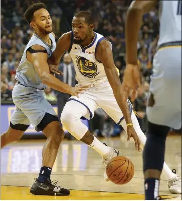  ?? JANE TYSKA — STAFF PHOTOGRAPH­ER ?? The Warriors’ Kevin Durant, right, drives around Memphis’ Kyle Anderson on Monday. Durant scored 22 points in the win.