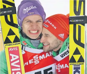  ?? FOTO: DPA ?? Geteilte Freude ist doppelte Freude: Andreas Wellinger (links, Silbermeda­ille) und Markus Eisenbichl­er (Bronze) freuen sich gemeinsam über ein fast perfektes Skisprung-Wochenende.