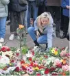  ?? ?? Centenares de rusos depositaro­n flores o prendieron velas en honor a Alexei Navalny, opositor ruso.