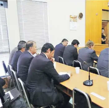  ?? FOTO: PAOLA MORENO ?? ►► Los ejecutivos y sus abogados durante la audiencia de ayer.