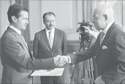  ?? Foto Presidenci­a ?? Enrique Peña Nieto recibe documentac­ión de Stanislav Vidovic, embajador de Eslovenia