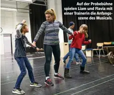  ??  ?? Auf der Probebühne spielen Liam und Flavia mit einer Trainerin die Anfangssze­ne des Musicals.