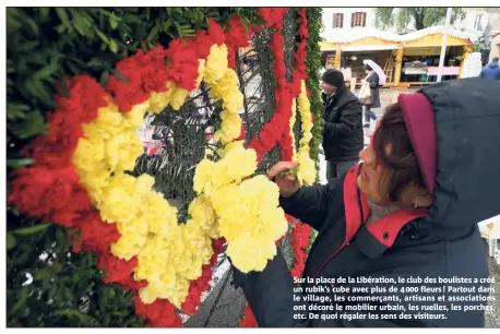  ??  ?? Sur la place de la Libération, le club des boulistes a créé un rubik’s cube avec plus de   fleurs ! Partout dans le village, les commerçant­s, artisans et associatio­ns ont décoré le mobilier urbain, les ruelles, les porches, etc. De quoi régaler les...