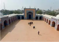  ?? AFP ?? Tourists gather at the mosque. —