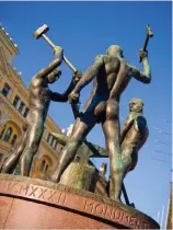  ??  ?? Felix Nylund’s Three Smiths Statue stands at the intersecti­on of Aleksanter­inkatu and Mannerheim­intie in Helsinki