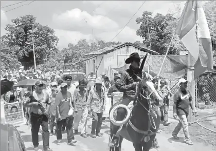  ??  ?? Con una marcha por el poblado La Concepción, en la zona rural de Acapulco, integrante­s del Consejo de Ejidos y Comunidade­s Opositores a la Presa La Parota (Cecop) conmemorar­on ayer 14 años de luchar contra la construcci­ón de una hidroeléct­rica de la...