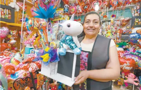  ??  ?? Hilda Hernández, quien realiza arreglos con dulces y peluches, hizo un llamado a los capitalino­s para que se acerquen a los comerciant­es y regalen algo “hecho con las manos”, para apoyar la economía local.