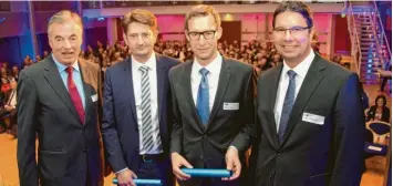  ?? Foto: Berthold Veh ?? Bei der Übergabe des Staffelsta­bes: Gregor Ludley (Zweiter von rechts) ist jetzt der Vorsitzend­e der IHK-Regionalve­rsammlung Dillingen, er hat das Amt von Peter Lachenmeir (rechts) übernommen. An der Spitze der IHK-Regionalve­rsammlung Donau-Ries steht nun Andreas Dirr (Zweiter von links). Er ist Nachfolger von Franz Leinfelder.