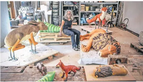  ?? FOTO: MARKUS VAN OFFERN ?? Die Künstlerin Nicole Peters in ihrem Atelier in Asperden zwischen den Figuren der Gruppe, die in Vallendar aufgestell­t werden wird.
