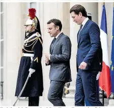  ??  ?? Nach dem Arbeitsess­en begleitete Macron Kurz aus dem Palast