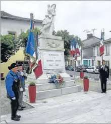  ??  ?? les porte drapeaux devant le monument