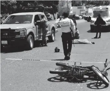  ?? FOTO: JAVIER PADILLA ?? > Un agente de Tránsito observa la camioneta que chocó con el motociclis­ta.