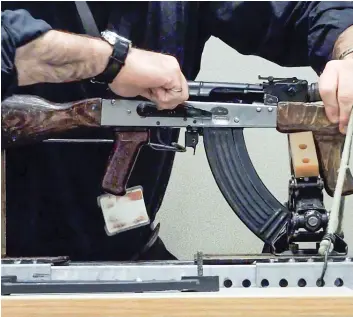  ?? PHOTO D’ARCHIVES ?? Les AK-47 que vendait Anatoliy Vdovin permettent de tirer 600 coups à la minute. Il possédait de quoi en fabriquer plus de 900 dans un entrepôt à Montréal.
