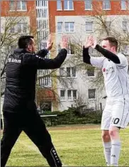  ??  ?? Vfb-trainer Matthias Nelde (links) und Torjäger Norman Both nach dem Halbfinals­ieg. Archiv-foto: Wilhelm Slodczyk