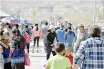  ?? ALBERTO HIERRO ?? La ciudadanía ya sin cubreboca en tianguis