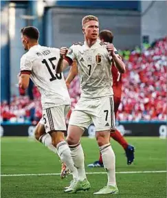  ??  ?? Kevin de Bruyne spielt nach seiner Einwechslu­ng gewohnt stark.