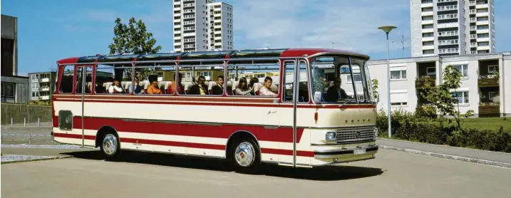  ?? Fotos: Daimler AG ?? Setra: beste Sicht seit einem halben Jahrhunder­t. Ein Fahrzeug der Baureihe 100, von der in neun Jahren über 12.300 Einheiten verkauft wurden.