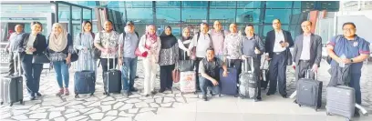  ?? ?? HARI PERS: Rombongan media Malaysia bergambar sejurus tiba di Lapangan Terbang Antarabang­sa SoekarnoHa­tta, Jakarta semalam.