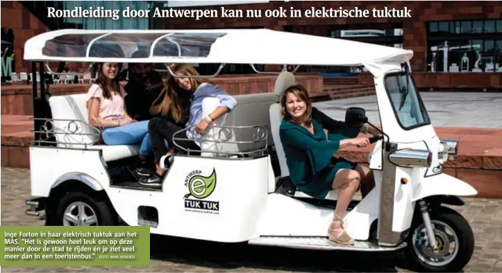  ?? FOTO WIM HENDRIX ?? Inge Forton in haar elektrisch tuktuk aan het MAS. “Het is gewoon heel leuk om op deze manier door de stad te rijden én je ziet veel meer dan in een toeristenb­us.”