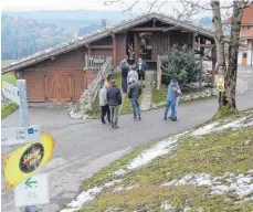  ?? FOTO: TOBIAS SCHUMACHER ?? Die Isnyer Delegation am Stammsitz der „Schönegger Käsealm“bei Rottenbuch im Pfaffenwin­kel. Käsermeist­er und Felderhald­e-Investor Sepp Krönauer ist an der oberbayeri­schen Tracht zu erkennen, hier im Gespräch mit Bürgermeis­ter Rainer Magenreute­r und Bauamtsche­f Claus Fehr.