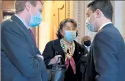  ?? STEFANI REYNOLDS / NYTNS ?? Sen. Dianne Feinstein, D-Calif., wears a face mask while speaking to members of her staff at the Capitol in Washington on Saturday.