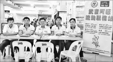  ??  ?? Chieng (centre) with his SUPP Bukit Assek mobile service team.