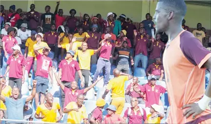  ?? (Pic:Mengameli Mabuza) ?? Young Buffaloes supporters in song during a recent game against Mbabane Highlander­s. (File pic) the team’s player Kwakhe Mtsetfwa (inset) has allegedly taken his former team Young Buffaloes to the Eswatini Football Associatio­n (EFA) Players’ Status Committee.