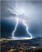  ?? ?? Les fabuleuses photos d’orages du météorolog­ue Dean Gill.
Ici Genève, vue depuis le Salève.