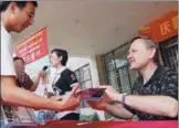  ?? ZHANG XIANGYANG / FOR CHINA DAILY ?? William Brown signs and sells his book about Xiamen University at the university in Xiamen, Fujian province, in April 2006.