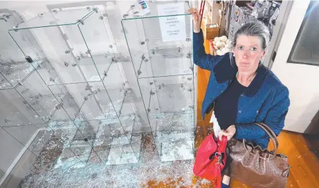  ?? Picture: GLENN FERGUSON ?? Victoria Hastings inspects the damage after thieves ransacked her store.