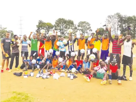  ??  ?? GIVING BACK TO THE COMMUNITY . . . Former Zimbabwe youth internatio­nal player Walter Musanhu (standing far left) poses for a group photograph with some young soccer players from Mbare after donating a football kit to them on Saturday. Musanhu, who also...