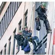 ?? FOTO: DPA ?? Greenpeace-aktivisten klettern an der Fassade der Staatskanz­lei