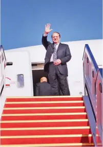  ??  ?? Pakistani Prime Minister Muhammad Nawaz Sharif waves as he prepares to leave Kuwait on the conclusion of his visit.