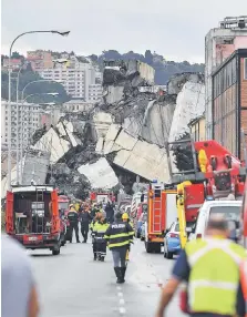  ?? AP ?? Fotos de la agencia de noticias italiana ANSA mostraban un enorme hueco entre dos secciones del puente.