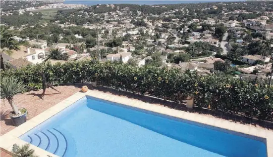  ?? Foto: Ángel García ?? Haus mit Pool und Meerblick gefällig? Davon gibt es an der Costa Blanca reichlich, neue Käufer müssen her.