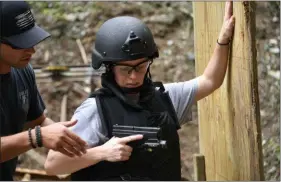  ?? SUBMITTED PHOTO ?? An instructor assists Ginger Rae Dunbar prior to them making entry into a room during Basic SWAT School.