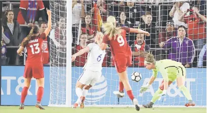  ?? — Gambar Reuters ?? GOL KEJUARAAN: Rapinoe (dua kanan) menjaringk­an gol kemenangan AS pada aksi final Piala SheBelieve­s menentang England di Stadium Orlando City, Florida pada Rabu lepas.