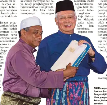  ??  ?? NAJIB menyerahka­n surat tawaran fardu haji kepada Pengerusi JKKK Pekan Saadun Chek yang mewakili bahagian Pekan, Pahang di Putrajaya, semalam.