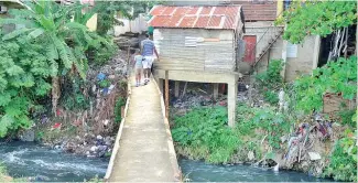  ?? RICARDO FLETE ?? Siguen las construcci­ones de viviendas en ribera, arroyos y cañadas.