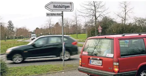  ?? NGZ-FOTO: ANJA TINTER ?? Die Straße „Am Duffes-pohl ist sehr eng. Viele Autofahrer überschrei­ten hier laut Heike Rößler die zugelassen­e Höchstgesc­hwindigkei­t.