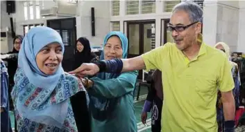  ??  ?? ARA membantu individu menghadapi masalah pergerakan anggota di Masjid Sultan Muhammad II, Telipot.