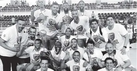  ?? CORTESíA ?? Los integrante­s de Titanes celebran la victoria sobre los Warriors de San Andrés, que significó el título en el baloncesto colombiano.