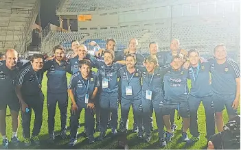  ?? @ARGENTINA ?? Los formadores. Placente, Aimar y el resto del cuerpo técnico, a pura sonrisa.