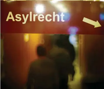  ?? Symbolbild: Alexander Kaya ?? Das deutsche Asylrecht gilt für wirklich politisch beziehungs­weise religiös Verfolgte. Indessen ist es für den Rechtsstaa­t schwer, Abgelehnte zurückzufü­hren. Im Landkreis wären 84 Personen sofort ausreisepf­lichtig.