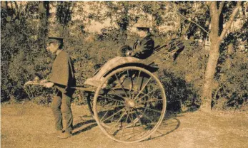  ?? FOTO: ARCHIV/KOHLER ?? Ein Porträt von Lina Bögli aus dem Jahre 1892 (links) und bei einer Fahrt mit einer Rikscha in Tokio.