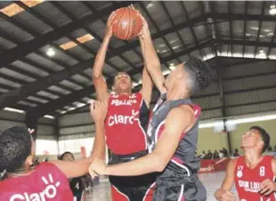  ?? FUENTE EXTERNA ?? Acción del partido entre Luis Despradel y Padre Fantino en el Grupo D del circuito Norte-La Vega de la Copa Intercoleg­ial Claro de Baloncesto 2018.