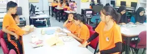  ??  ?? SEBAHAGIAN murid SK Saliku berbincang untuk melakukan tugasan.