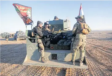  ?? REUTERS ?? Iraqi security forces advance towards the western side of Mosul, Iraq, yesterday.